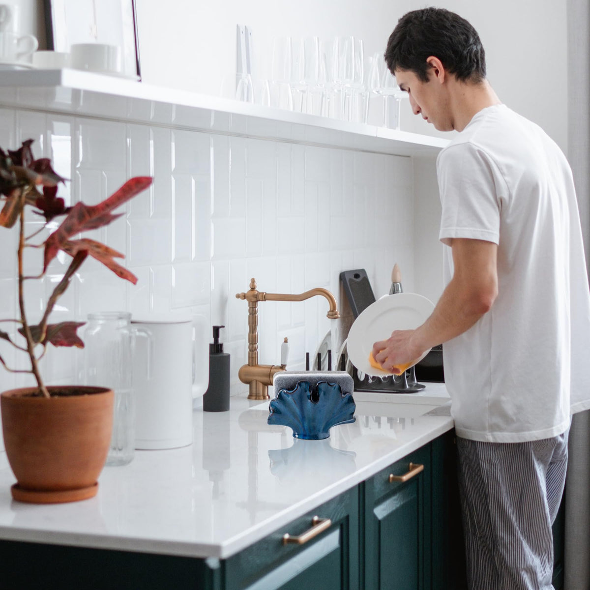 Uiddo ceramic-dish sponge holder keeps sponges dry and mold-free.