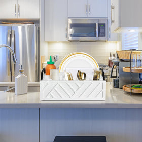 Ukonvi paper plate holder with handles enables easy transport during meals