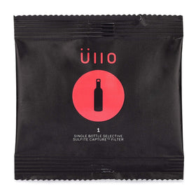 Üllo filter in use during a pour reveals enhanced wine aroma and balance.