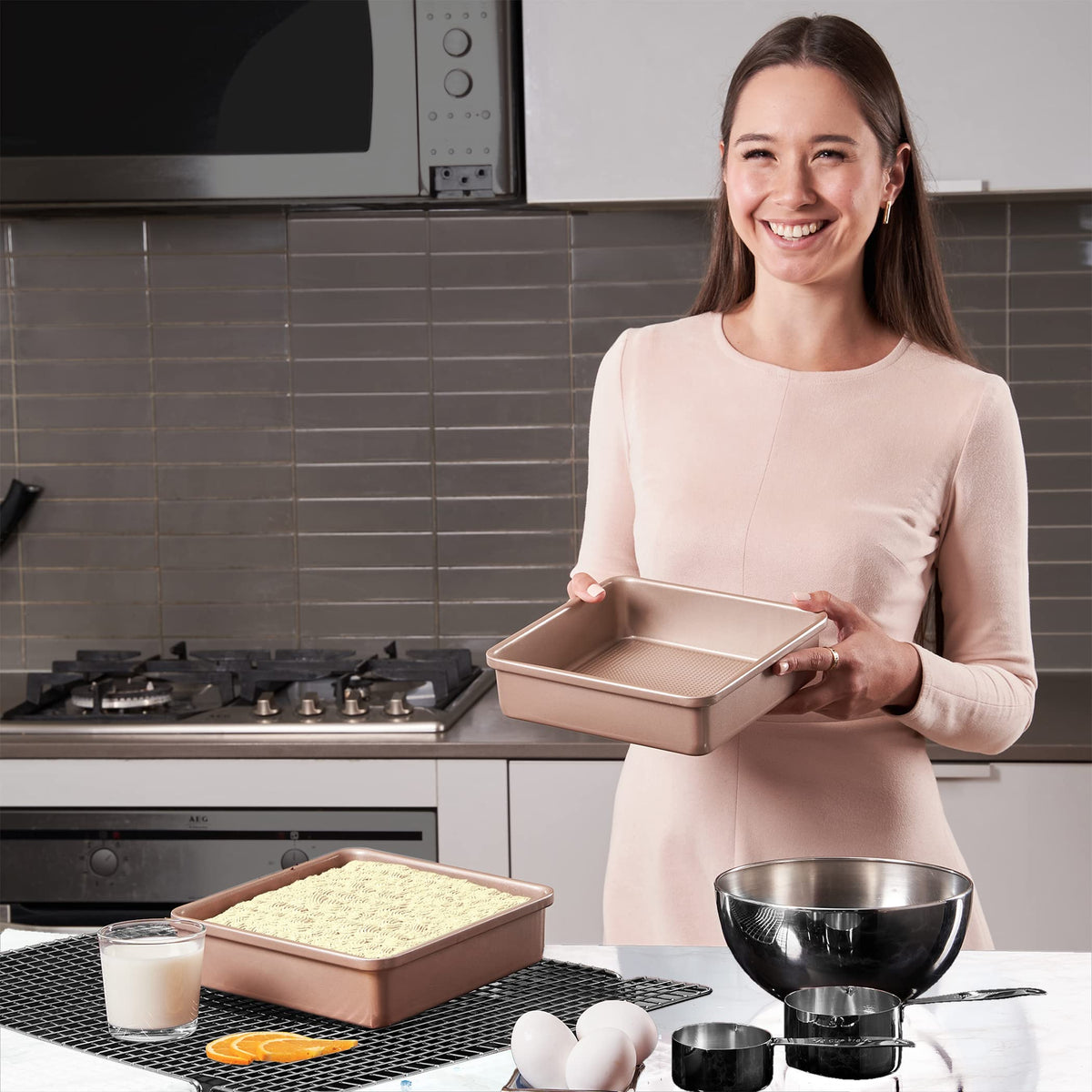 Food-safe, PFOA and PTFE-free coating for worry-free baking.