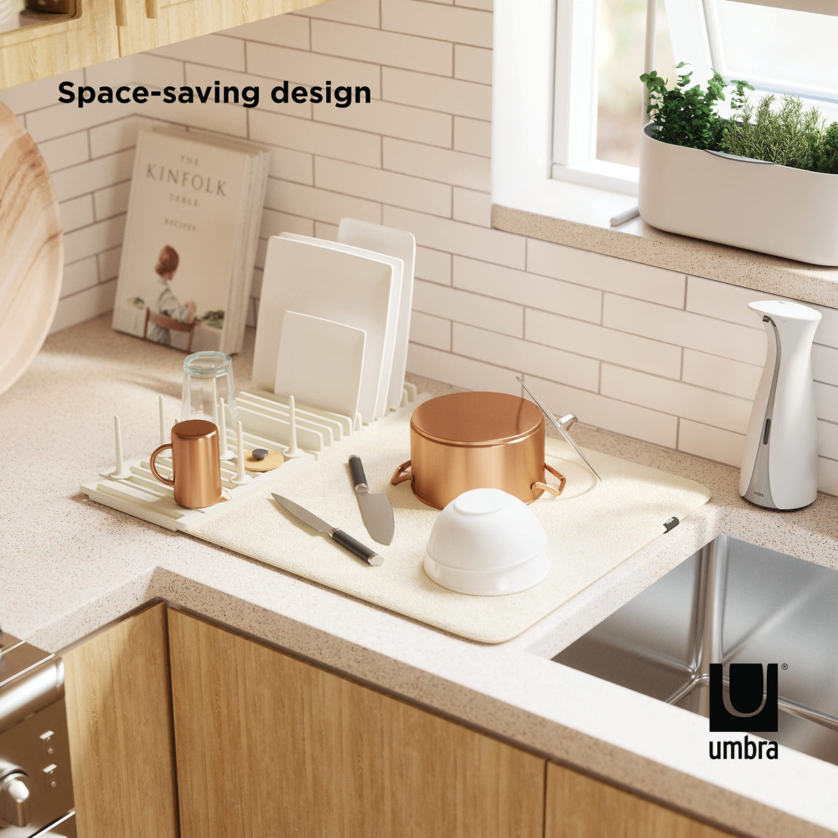 Umbra Udry customizable pegs along the rack for varied items