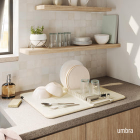 Umbra UDRY microfiber mat absorbing water to protect countertops