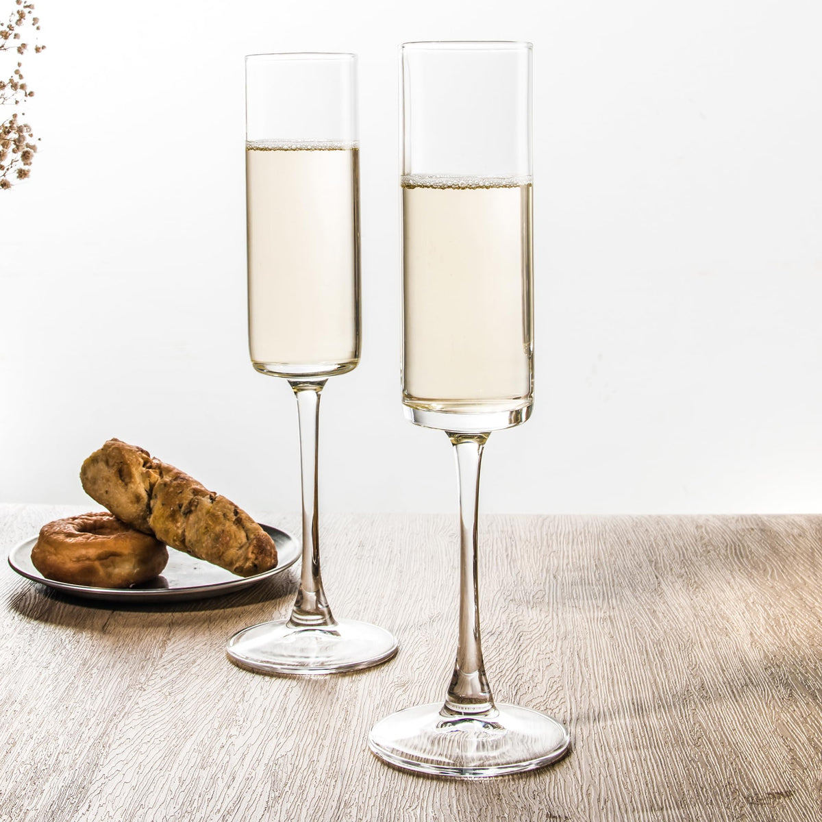 UMEIED dishwasher-safe champagne flutes combine style with easy care.