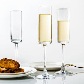 UMEIED elegant-design wedding champagne flutes enhance toasts and celebrations.
