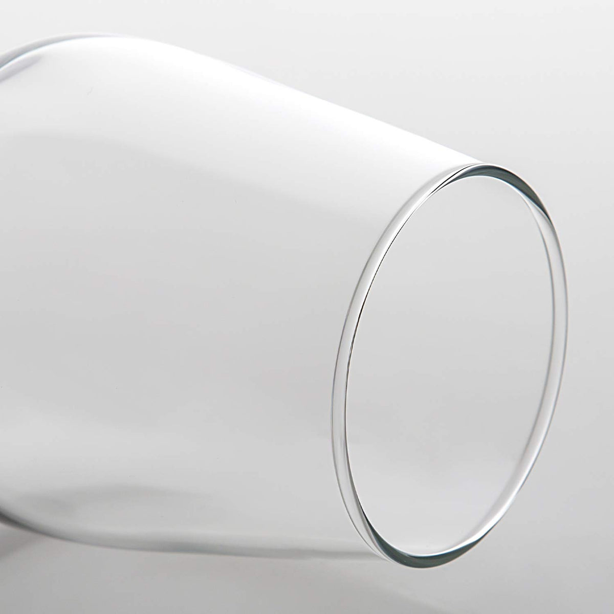 UMI UMIZILI clear wine glasses highlighting wine color and presentation