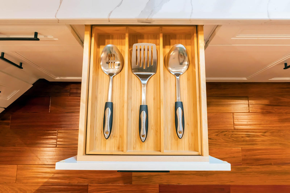 Umilife organizer anti-slip feet keep the tray steady.