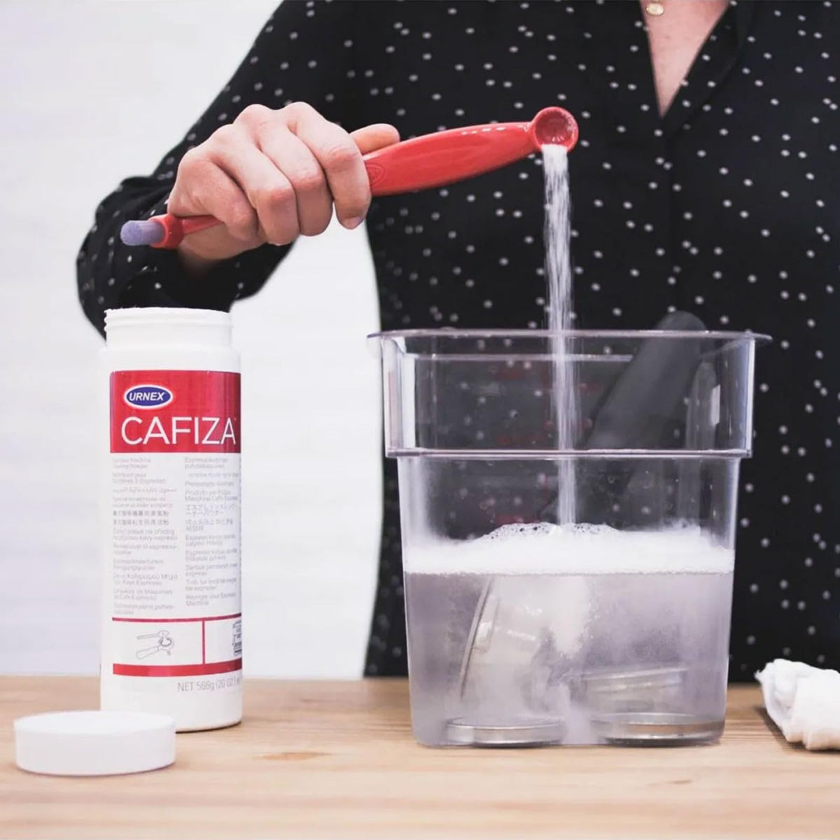 Group head cleaning action with Cafiza powder in use