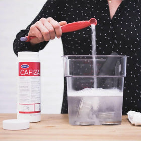 Group head cleaning action with Cafiza powder in use