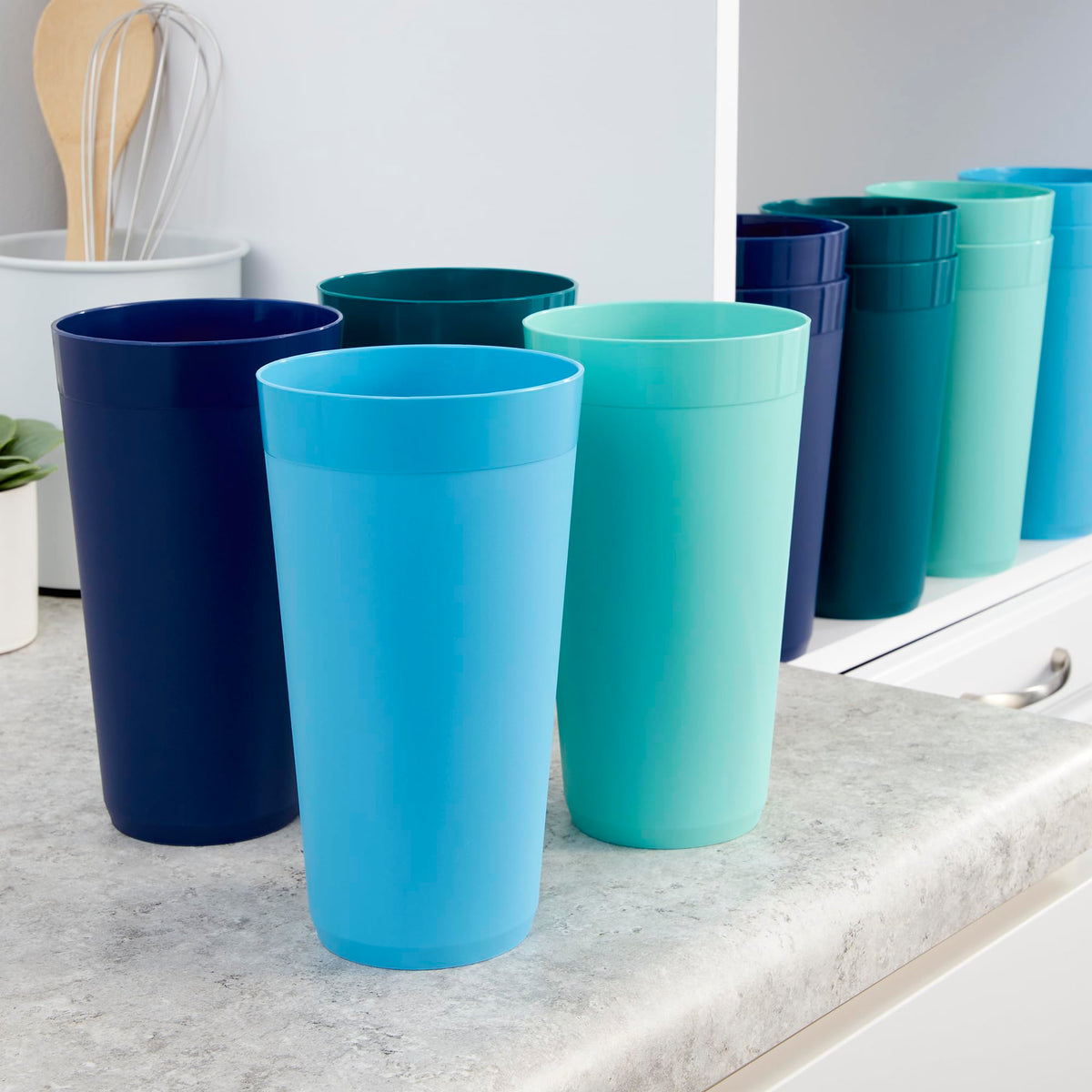 US Acrylic Newport 32oz tumbler microwave-safe, convenient reheating option