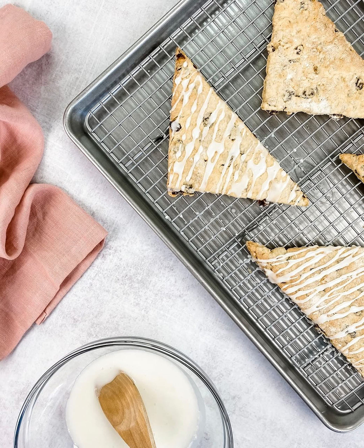 USA Pan 1607CR wide baking surface ideal for batches of cookies and pastries.