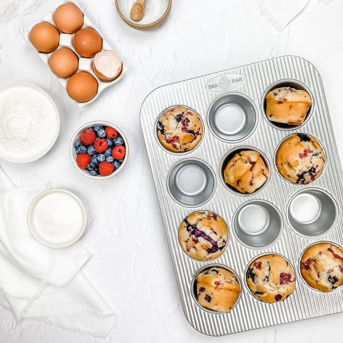 Easy-release coating on USA Pan supports simple cleanup after baking.