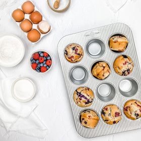 Easy-release coating on USA Pan supports simple cleanup after baking.