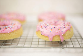 USA Pan rack and pan are oven safe up to 450°F for versatile baking.