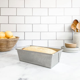 USA Pan wire rim reinforces strength and resists warping under bake loads.