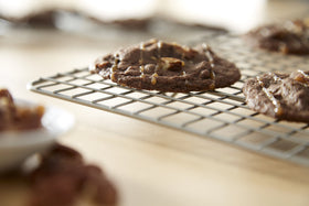 USA Pan XL cooling rack in stainless, side profile showing raised feet for stability.