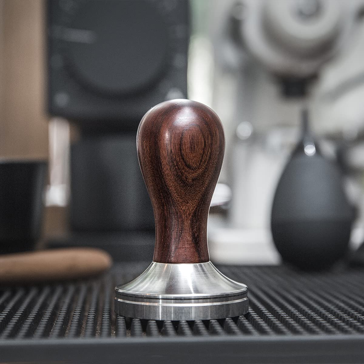 USEAMIE compact 58mm tamper fits most portafilters.