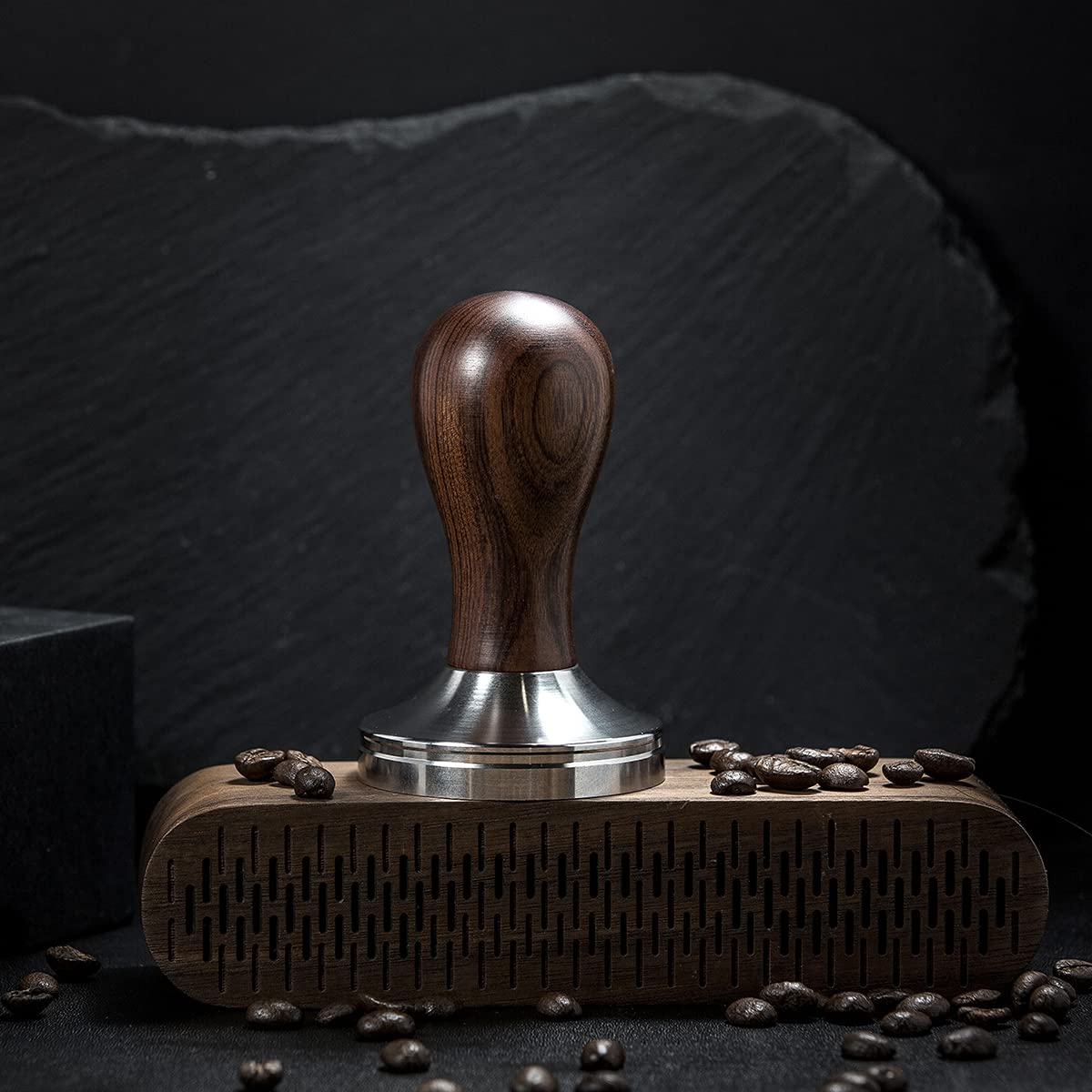 USEAMIE ergonomic grip on the handle supports steady tamping