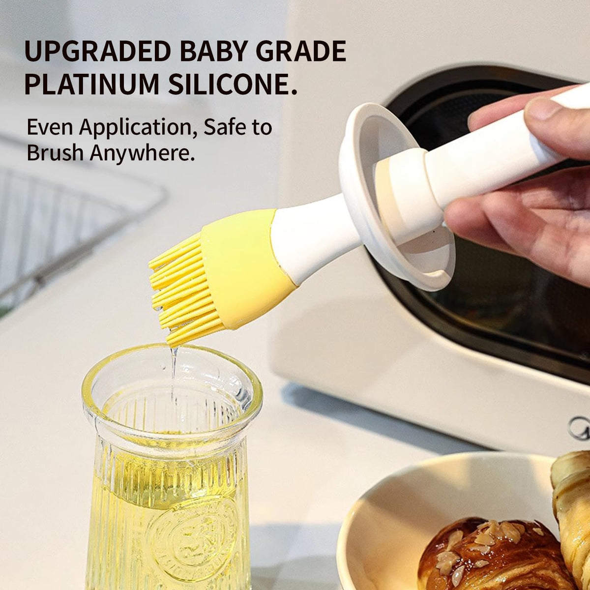 Uteynee-silicone-basting-brush-closeup shows heat-resistant bristles for high-heat cooking.