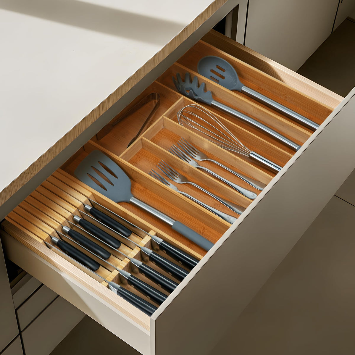 Utoplike easy-access-slot design supports quick knife retrieval during meal prep.