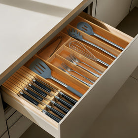 Utoplike easy-access-slot design supports quick knife retrieval during meal prep.