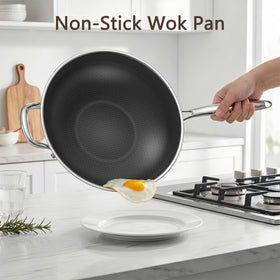 Uven Traoqq wok nonstick close-up showing easy food release.