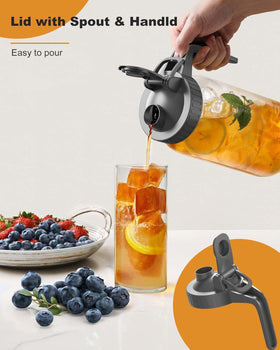 VA1KENE pitcher with ergonomic handle and spout for easy pouring.