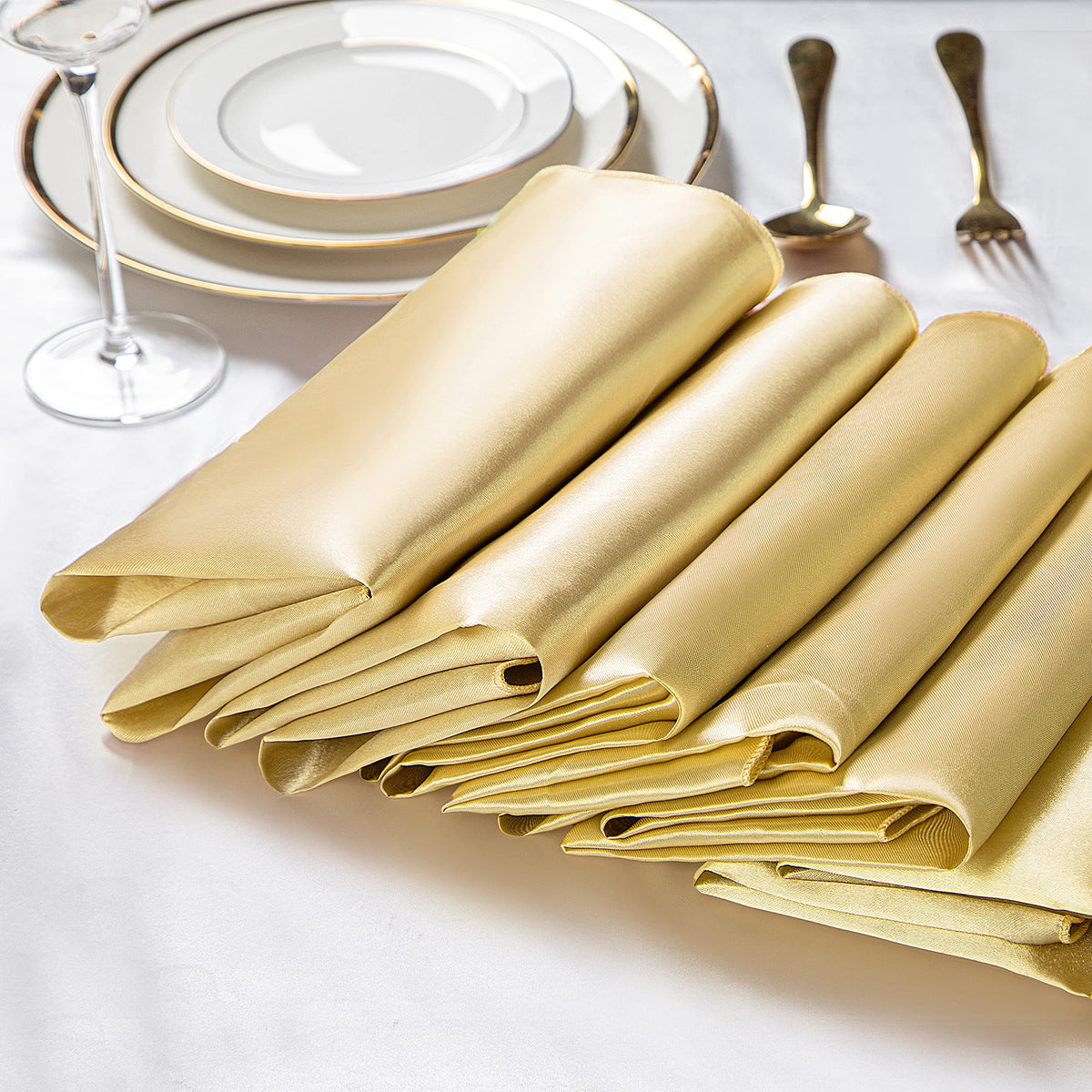 VACVELT hotel and restaurant napkins in gold for premium service