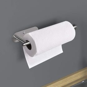 Daily kitchen use with VAEHOLD towel holder during cooking and drying hands