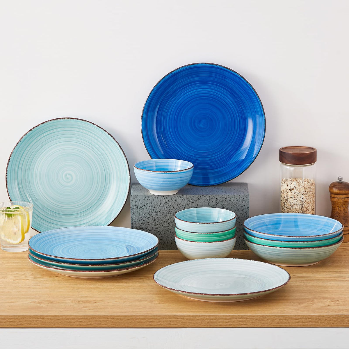 Gift-ready packaging for Vancasso Bonita dinner plate set.