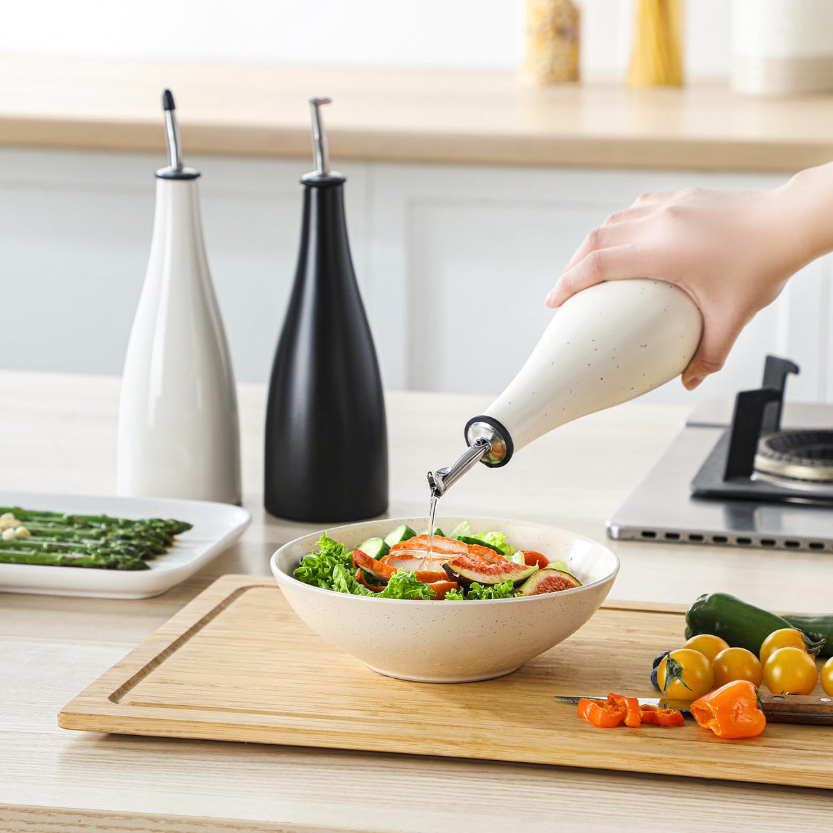 Generous 16 oz capacity reduces refills during cooking