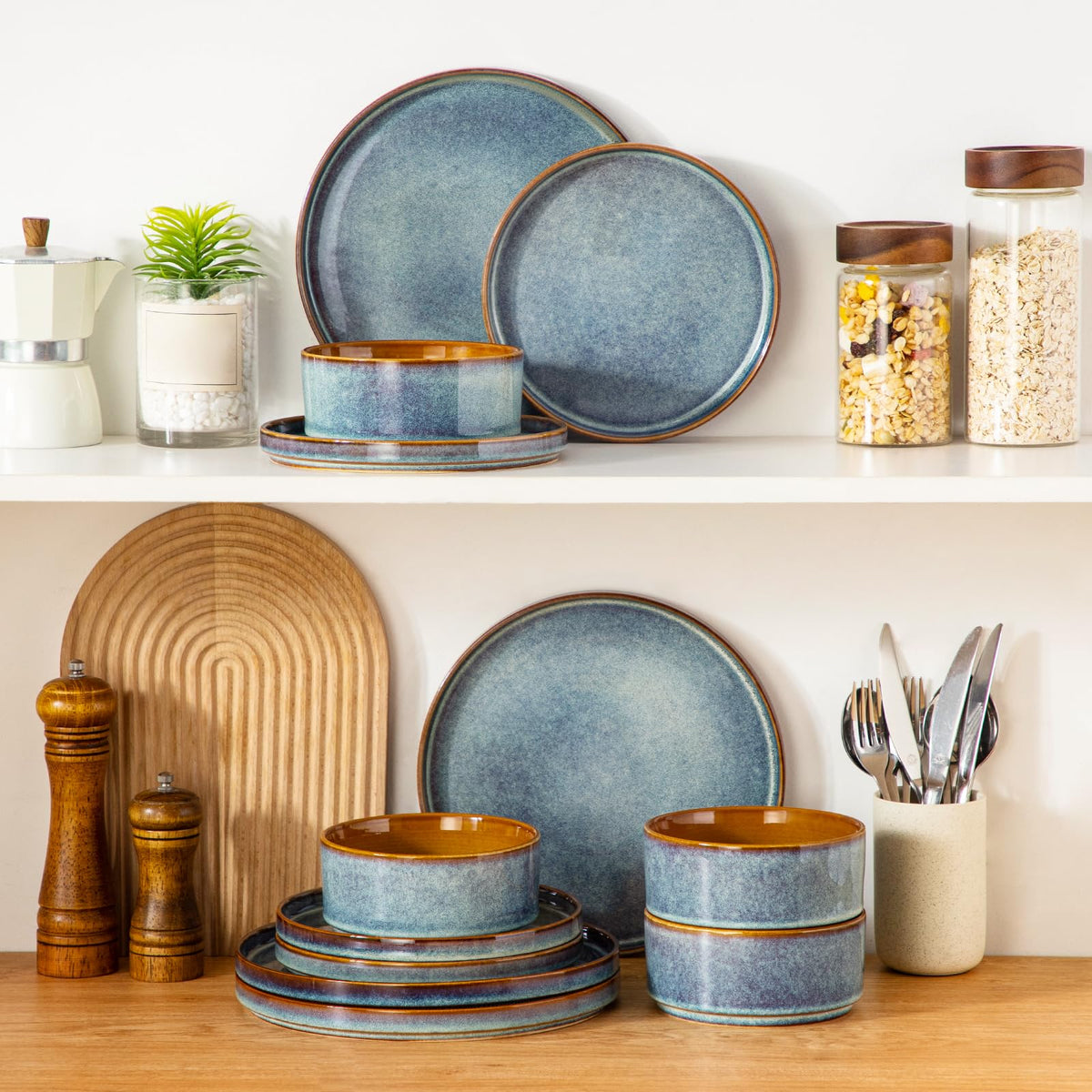 Vancasso Onion reactive glaze closeup highlights ocean hues and artisanal finish.