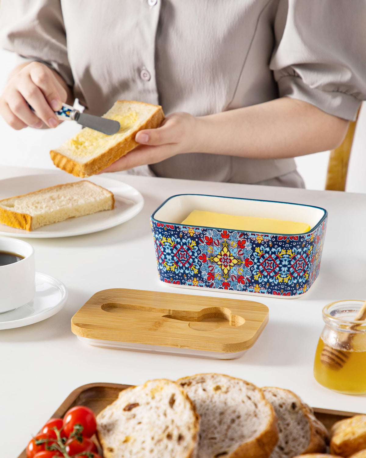 Vancasso SIMI dish is easy to clean; bamboo lid requires hand-wash.