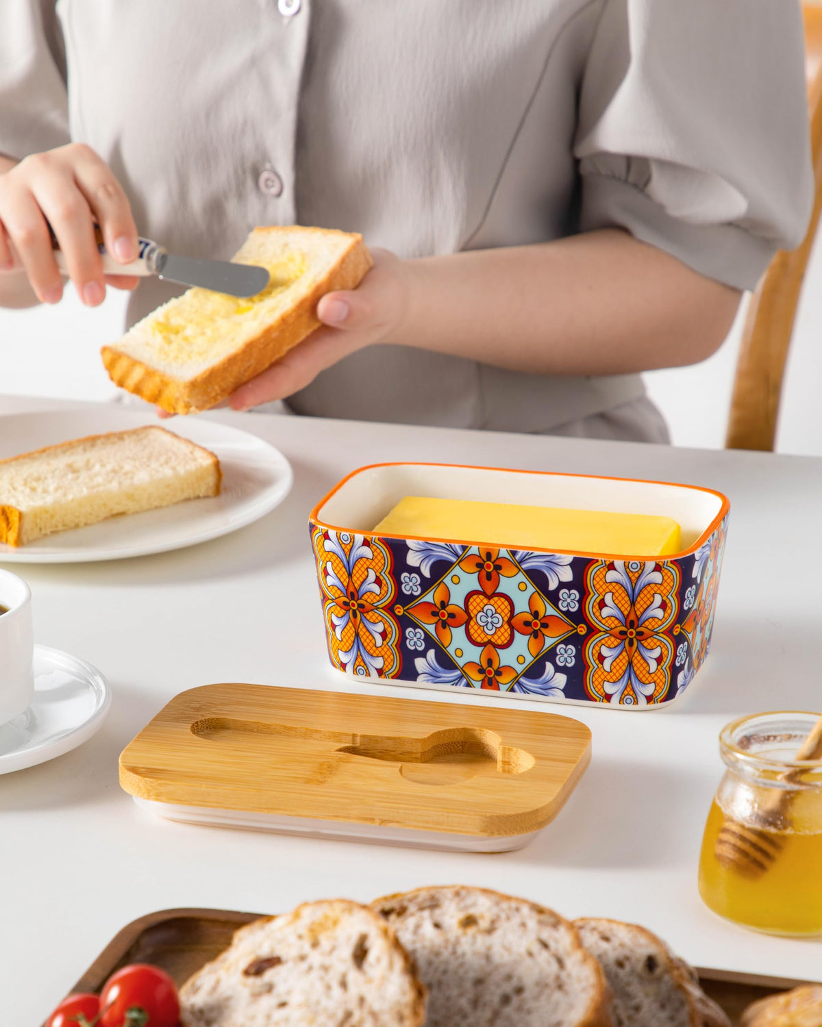 Vancasso SIMI gift-ready butter dish makes a thoughtful housewarming present.