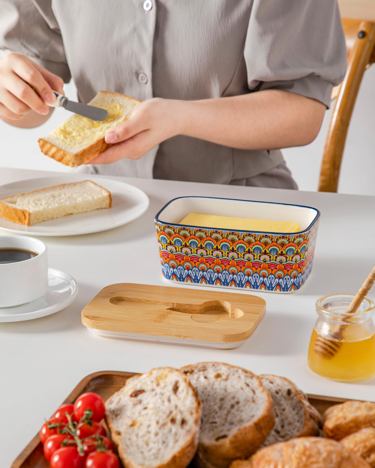 Vancasso SIMI vibrant design collection brightens the dining area.