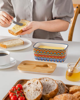 Vancasso SIMI vibrant design collection brightens the dining area.
