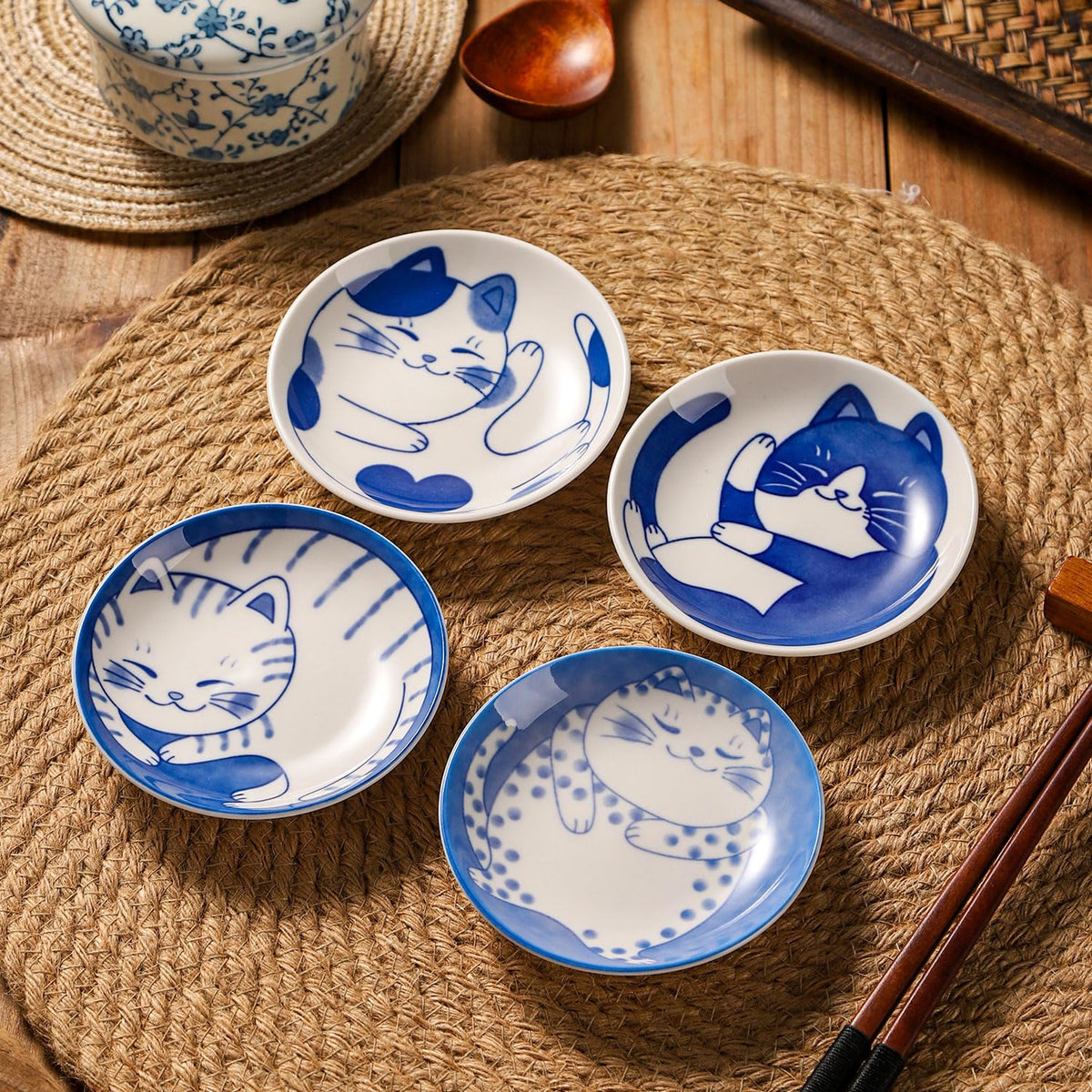 VanEnjoy blue and white cat-themed plates add a cute accent to desserts and dips.