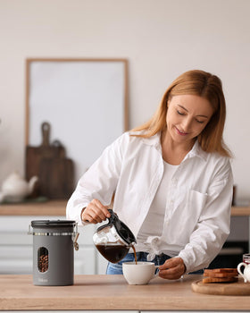 Veken free scoop attaches to lid for quick, mess-free measuring.