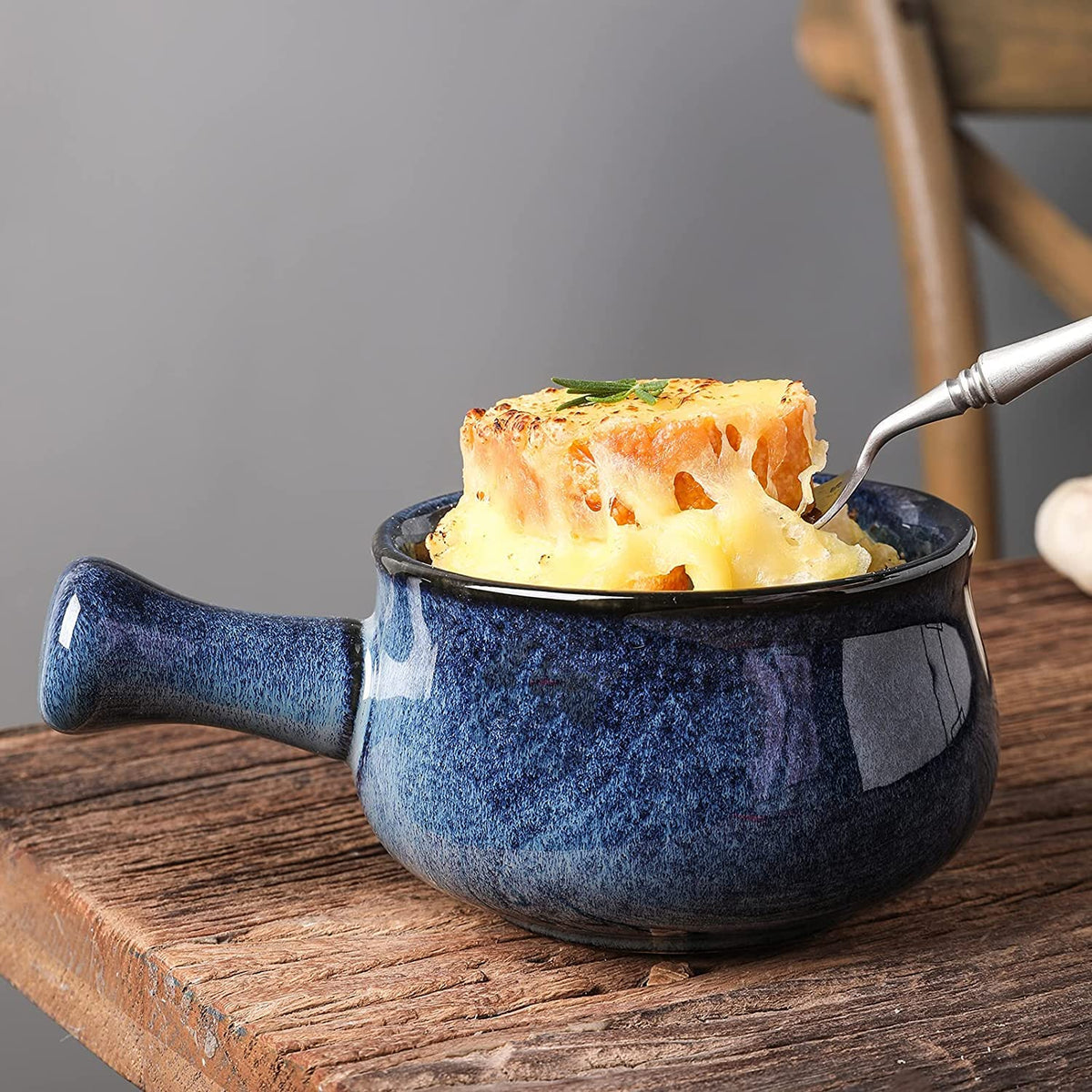 Vicrays reactive glaze creates a decorative blue surface.