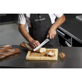 Victorinox Fibrox bread knife ergonomic non-slip handle enables comfortable cutting.