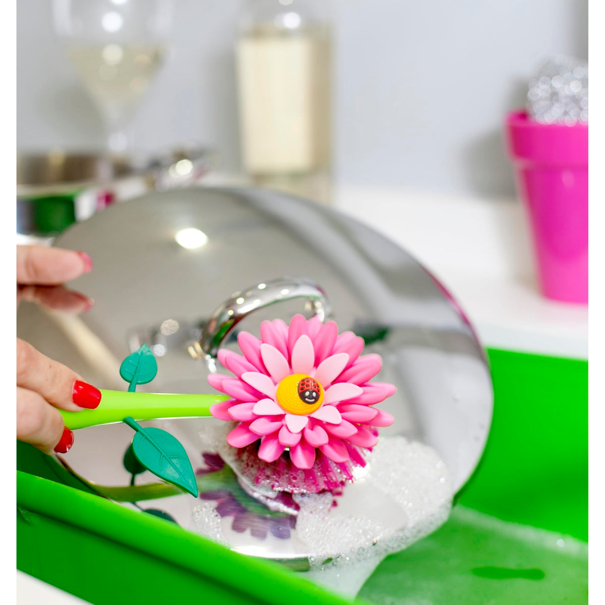 Vigar Flower Power dish brush with holder keeps your kitchen tidy and accessible