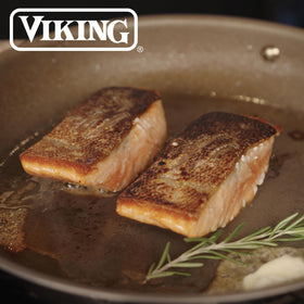 Viking PureGlide Pro set display shows 9.5 and 11 inch pans.