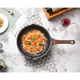 Vinchef deep walls 5Qt design for larger portions and family meals.