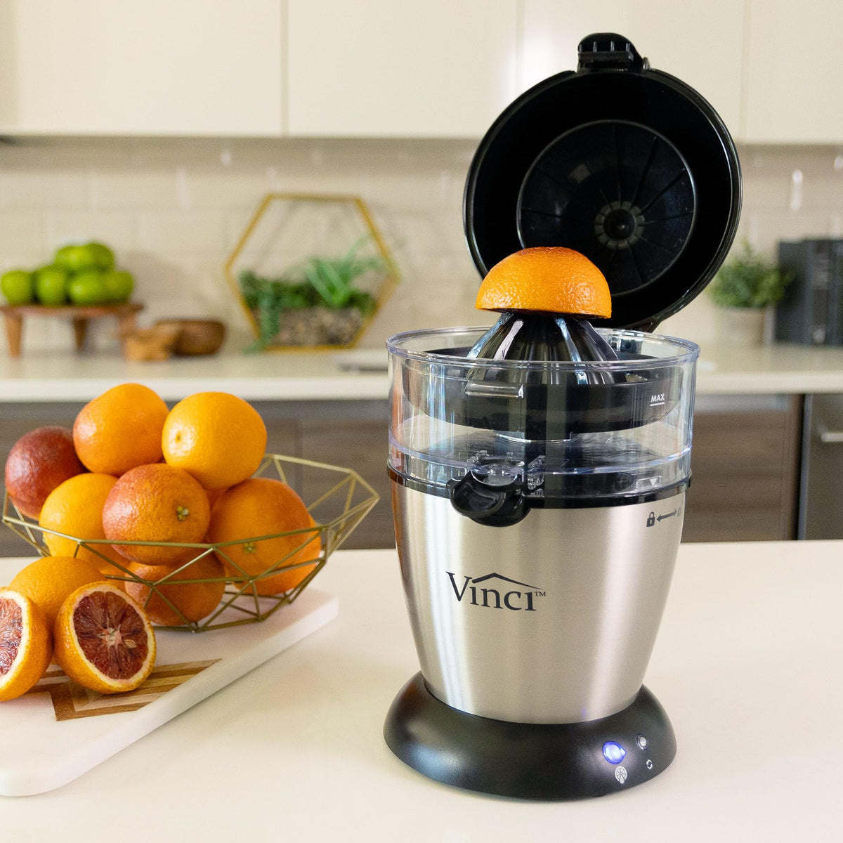 VINCI compact design on the counter for quick citrus moments