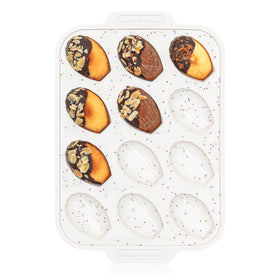 Vinino 12-cavity shell pattern madeleine pan for even browning.