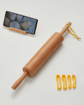Vinoil silicone pastry mat with rolling pin ready for even dough.