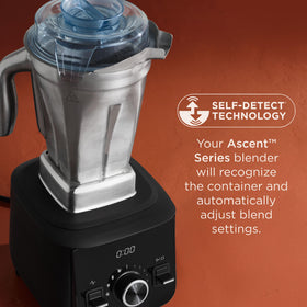 Vitamix container with ergonomic handle for easy pouring and control
