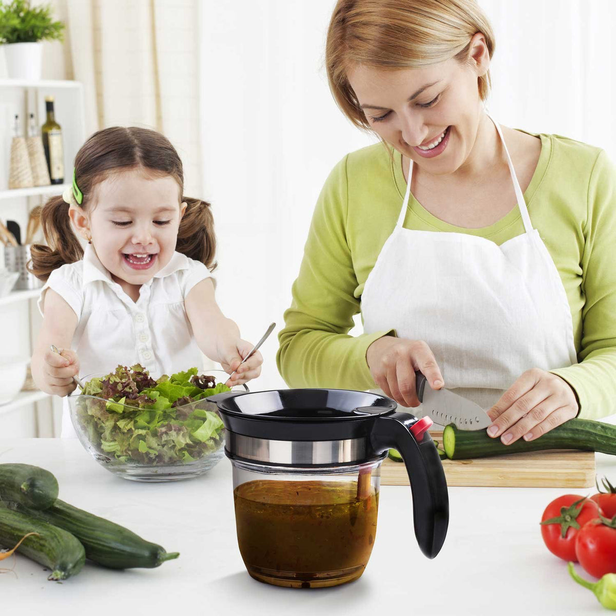 VONDIOR fat separator built-in strainer catches pulp and clumps.