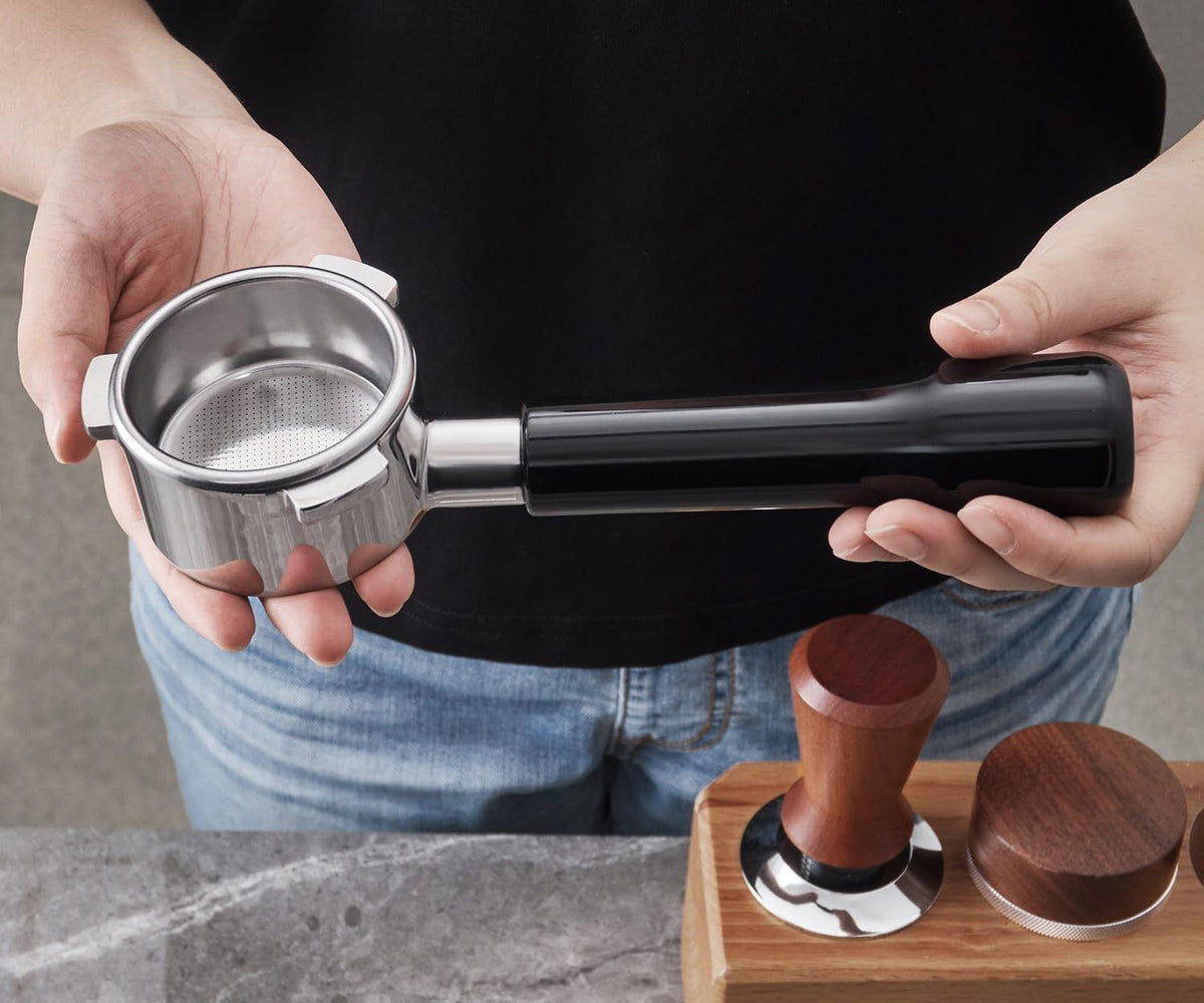 VOURMIO espresso workflow demonstrates even tamping and dosing control.