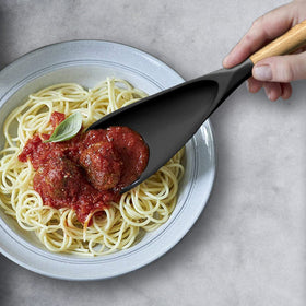 Vovoly spoon demonstrates scraping along the pan edge