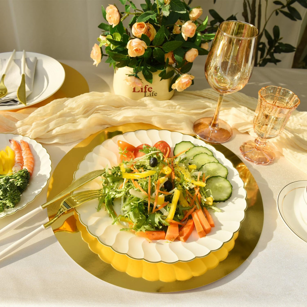 Vumdua disposable placemats with gold foil add festive charm to any table.